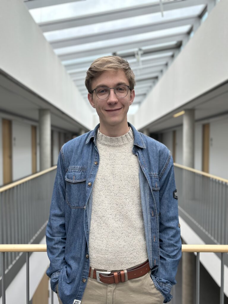 Servus, ich bin Niclas Rommeiß, 19 Jahre alt und studiere im vierten Semester Jura. In der kommenden Legislaturperiode möchte ich erneut für euch ins StuPa. Bereits in der letzten Legislaturperiode habe ich mich dafür eingesetzt, dass ihr die nächste Ausleihstation auf den Tischtennisplatten findet. Zudem habe ich daran gearbeitet, mehr Steckdosen und besseres WLAN in den Bibliotheken zu schaffen.

Ich möchte mich weiterhin dafür engagieren, unsere Universität zu einem Ort zu machen, an dem wir alle bestmöglich lernen können. Dabei liegt mein Fokus darauf, praktische Verbesserungen im Alltag der Studierenden umzusetzen, wie zum Beispiel die Erweiterung der digitalen Infrastruktur und die Verbesserung der Lernumgebung.